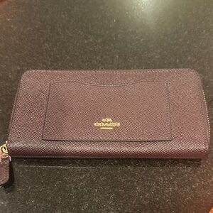 Coach Burgundy Gold Hardware Zip-Around Front Packet Wallet Perfect Condition